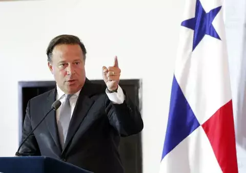 El presidente Juan Carlos Varela le da una lección de cervezas a alumnos en la 24 de Diciembre