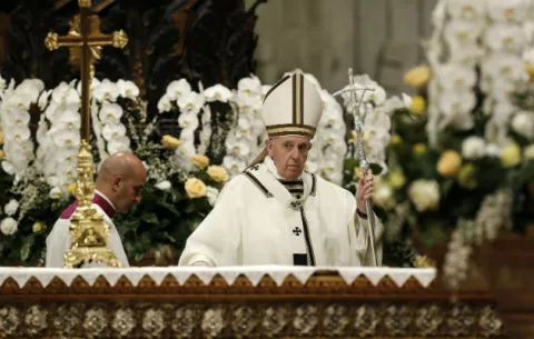 El papa bautiza a ocho personas en la Vigilia Pascual
