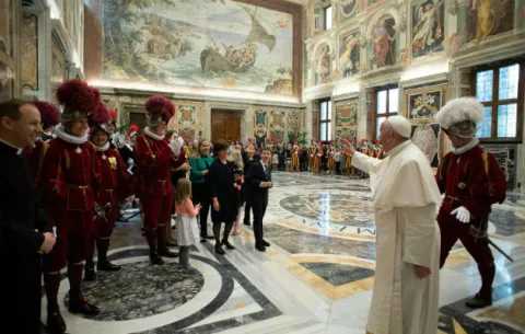 El Vaticano busca guardia suizo