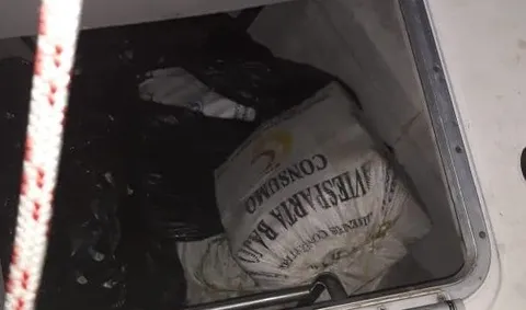 Incautan más de 300 paquetes de cocaína en un velero en Colón