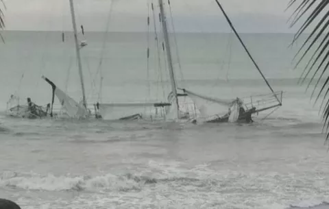 Se hunde velero por mal tiempo en Puerto Armuelles, distrito de Barú 