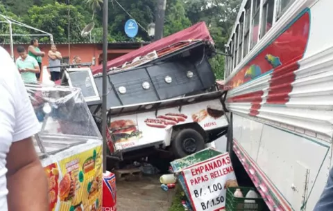 Vendedor, a un tris de perder el pie tras ser impactado por bus en Portobelo