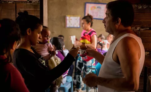 Comedores comunitarios intentan hacerle frente al hambre infantil en Venezuela