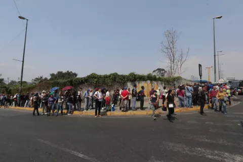 Los venezolanos tratan retomar su rutina en medio del racionamiento eléctrico