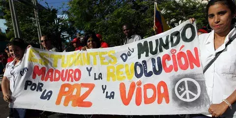 Las dos caras de Venezuela: reprimen protestas, mientras el Gobierno conmemora a Chávez