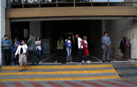 Maduro suspende hoy la actividad laborable y escolar por el apagón