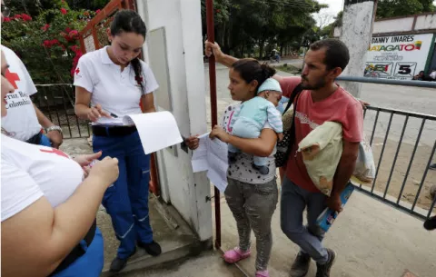 Cientos de venezolanos llegan en lancha a refugio médico en Colombia