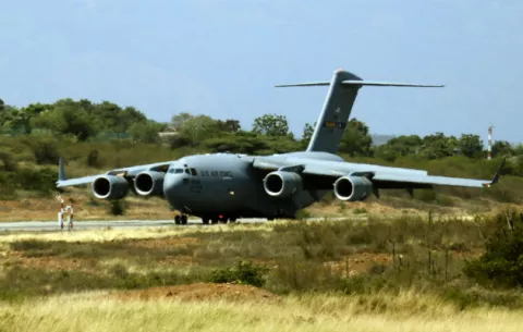 Llega a Colombia el primero de tres aviones de EE.UU. con ayuda para Venezuela