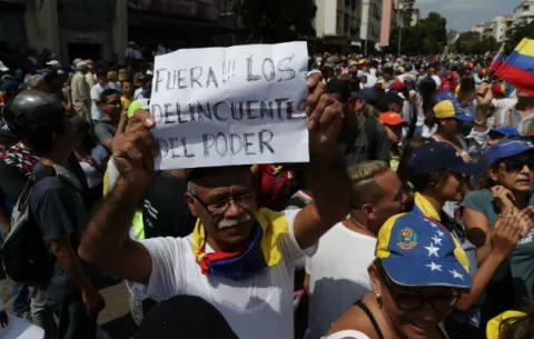 La Policía impide con gases lacrimógenos el paso de la marcha opositora en Venezuela