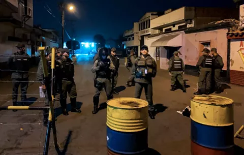 Maduro cierra frontera e inician protestas en el puente entre Venezuela y Colombia