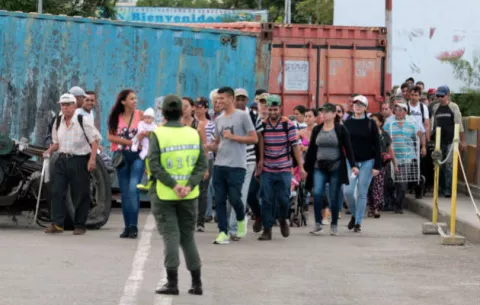 Colombia pide a Ecuador y Perú un corredor humanitario para venezolanos