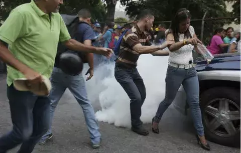 Venezuela: lanzan gas lacrimógeno en mitin de Guaidó y ocurre otro apagón 