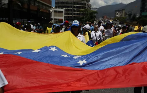 Seguidores de Guaidó protestan en toda Venezuela contra Maduro y los apagones