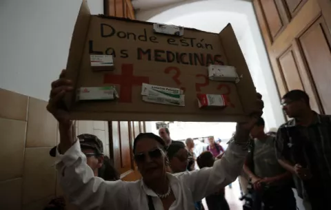 Protestan en Caracas por los retrasos en la entrega de ayuda humanitaria