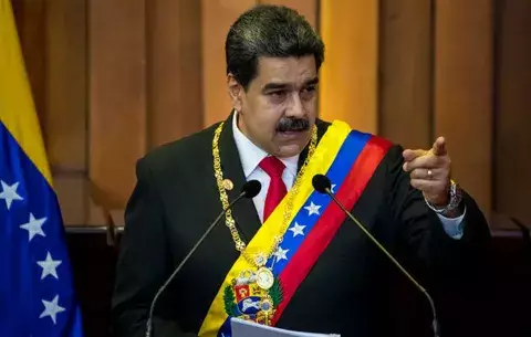 Maduro pide a sus ministros poner sus cargos a la orden para una "reestructuración"