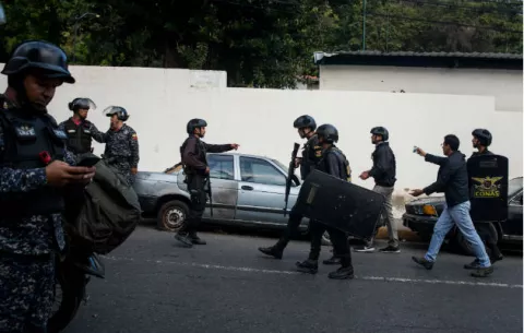 Chavistas controlan rebelión militar horas antes de que la oposición tome las calles