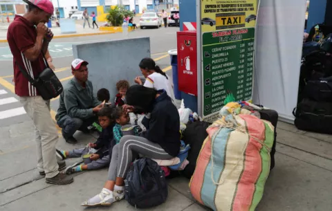 Venezuela hace "todo lo posible" por revertir la emigración, dice constituyente
