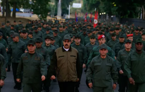 Maduro pide a los militares desarmar a los traidores y golpistas