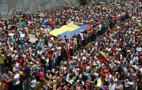Venezolanos se dividen en las calles de Venezuela en medio de los apagones