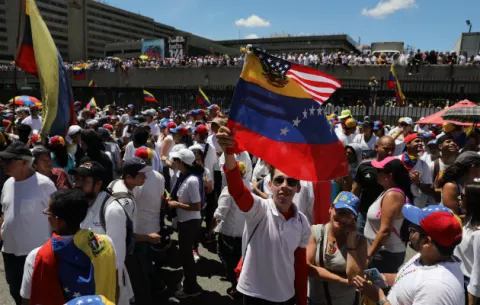 Masivas marchas ante comandos de FFAA venezolanas exigen dejar ingresar ayuda