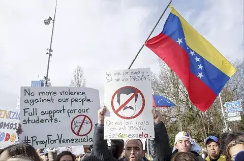 Gobierno venezolano reporta un muerto por un cable colocado en protestas