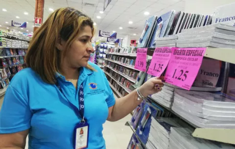 Ventas atadas, alza en matrícula y libros de más de $150, lo más denunciado ante Acodeco