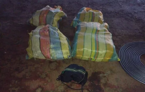 Sujetos abandonan embarcación en Veracruz con 165 paquetes de droga