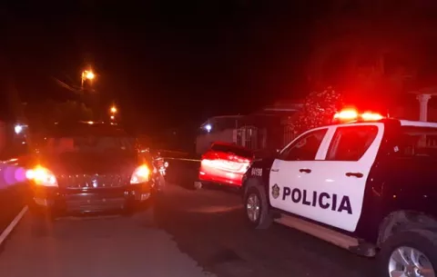 Conductor muere tras volcar y estrellar su camioneta contra una cuneta en Mariato