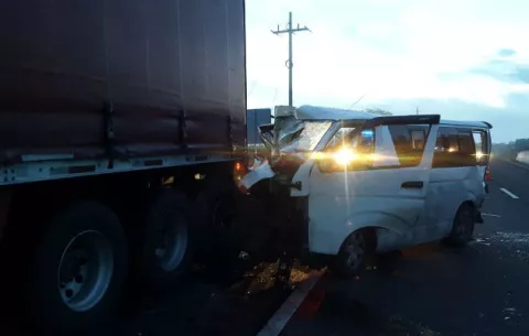 Condutor de busito queda atrapado entre los hierros tras triple colisión y fuga en Veraguas