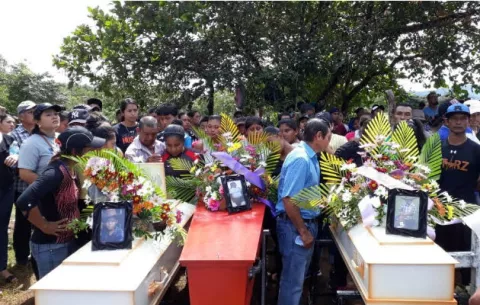 Tristeza y dolor en el último adiós a madre y sus dos hijos aplastados por una mula en Veraguas