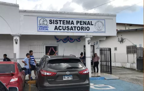 Suspenden audiencia del agresor de una adulta mayor y de su hijo en silla de ruedas