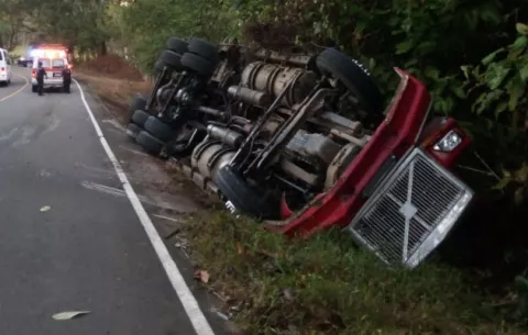 Camión repleto de arroz se vuelca en Veraguas; su conductor resultó herido