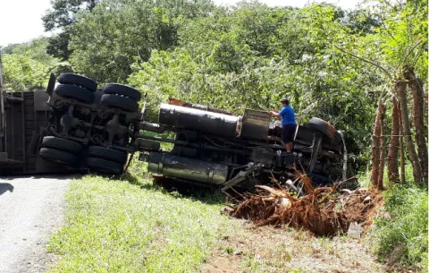 Camión se vuelca en Mariato, tres personas resultan heridas 