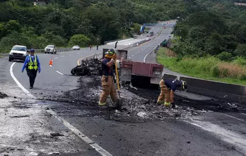 Dos camiones colisionan en Las Palmas de Veraguas con saldo de 4 heridos 