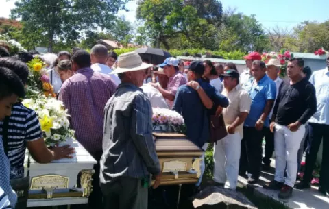 Dan el último adiós a la pareja muerta a machetazos en Nochebuena en Veraguas 