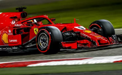 Sebastian Vettel se estrella contra una barrera 