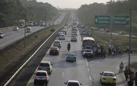 Habilitan un carril para ayudar a la movilización de vehículos desde Panamá Oeste
