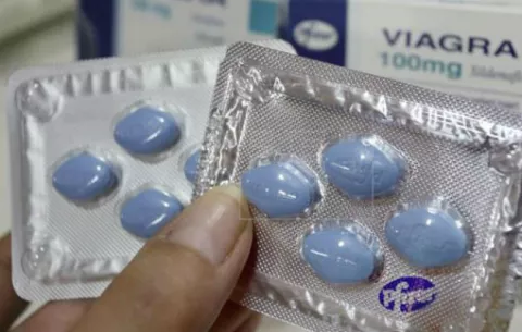 Paracetamol pintado de azul para simular Viagra era vendido por anciano de 80 años