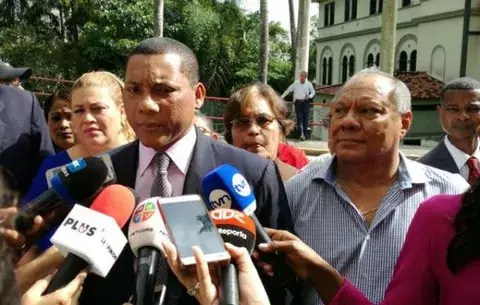 Mala praxis: "Le cosieron el intestino con el útero en el Santo Tomás"