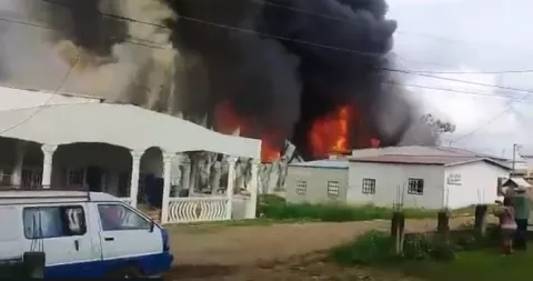 Incendio en bodegas privadas en Villa Daniela amenaza a residentes cercanos 