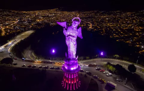 La Virgen del Panecillo de Quito se ilumina de rosa contra el cáncer de mama