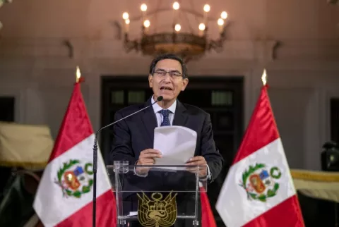Jefes militares respaldan al presidente de Perú Martín Vizcarra tras la disolución Congreso
