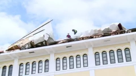 Tormenta del jueves en la capital arrasa con el techo del edificio de la Cancillería