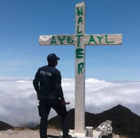 Se notifican tres de los 7 jóvenes que pintaron grafitis en la cruz del Volcán Barú