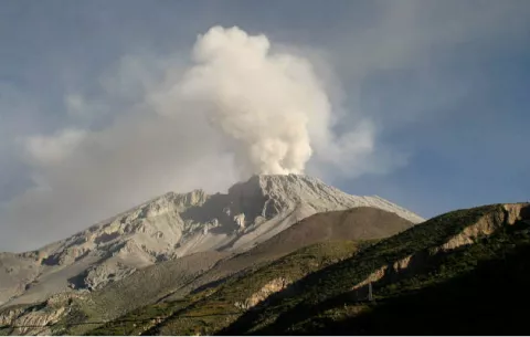 Comunidades de Bolivia piden ayuda tras la caída de ceniza de un volcán de Perú
