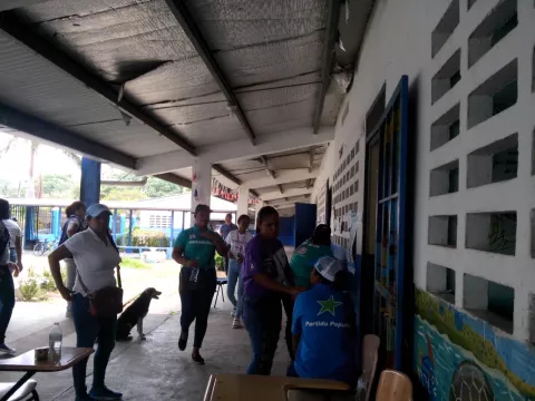 Entregan papeleta marcada a adulta mayor en el José Dolores Moscote