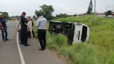 Bus "pirata" se vuelca en la Autopista Arraiján-La Chorrera