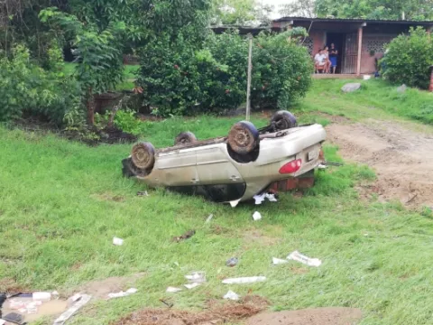 Pierde el control y quedó volcado en el patio de una casa en la vía Pesé-Chitré