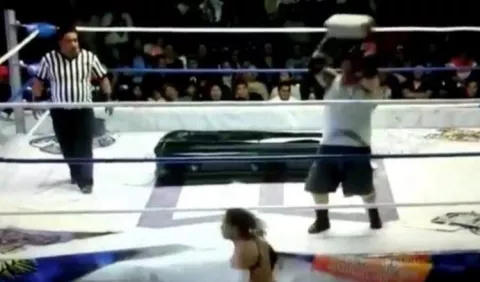 Espantoso. Luchador lanza un bloque sobre la cabeza de un rival