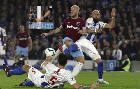 Árbitro tuvo que sacar juguete sexual de gran magnitud de una cancha de fútbol
